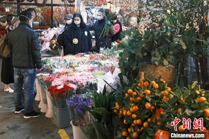 民众在上海虹桥花卉市场(虹井路店)选购鲜花。　殷立勤 摄