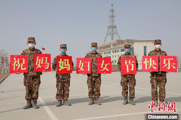 军营官兵向自己远方的妈妈送上节日的祝福。　罗兴仓 摄